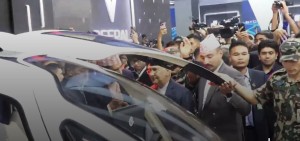 कानूनले नचिन्ने र नियमले नदिने उड्ने कार देखेर प्रधानमन्त्री ओली दंग!